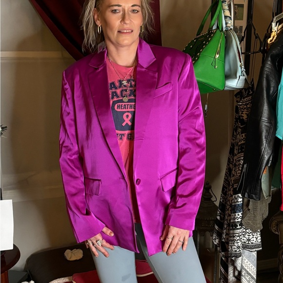 Over sized satin material blazer from the Noli Shop - Picture 3 of 3